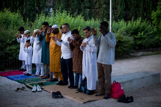 May 27, 2026, Madrid, Madrid, Spain: A group of Muslims of various nationalities pray during the celebration of the Feast of the Sacrifice, Eid al-Adha, in the Casino de la Reina park in the Lavapio s neighborhood. Eid al-Adha is a festival that symbolizes devotion and gratitude to God. Madrid Spain - ZUMAs296 20260527_znp_s296_001 Copyright: xLuisxSotox