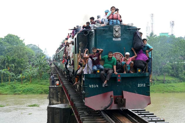 May 27, 2026, Joydevpu, Gazipur, Bangladesh: Ahead of Eid al-Adha, thousands of people are traveling from Joydebpur in Gazipur, Bangladesh, to their village homes by riding on the roofs of overcrowded trains, risking their lives. A large number of the passengers are low-income garment workers who choose this dangerous journey because of the affordable fare. Joydevpu Bangladesh  - ZUMAk174 20260527_zip_k174_004 Copyright: xSyedxMahabubulxKaderx