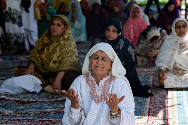Eid al-Adha festival at Hazratbal Shrine in Srinagar Srinagar, May 27 (ANI): A Muslim devotee offers prayers (Namaz) on the occasion of Eid al-Adha at Hazratbal Shrine, in Srinagar on Wednesday. Srinagar Jammu & Kashmir India Copyright: xANIx ANI_20260527019