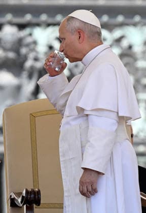 Pope Leo XIV Leads The General Audience - Vatican Pope Leo XIV drinks a glass of water during the weekly general audience in Saint Peter’s square, Vatican on May 27, 2026. Photo by Eric Vandeville ABACAPRESS.COM Rome Vatican (or Holy See)  Copyright: xABACAx