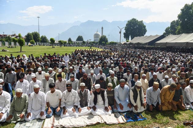 Eid al-Adha festival at Hazratbal Shrine in Srinagar Srinagar, May 27 (ANI): Muslim devotees offer prayers (Namaz) on the occasion of Eid al-Adha at Hazratbal Shrine, in Srinagar on Wednesday. Srinagar Jammu & Kashmir India Copyright: xANIx ANI_20260527031