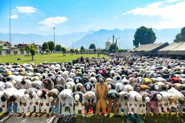 Eid al-Adha festival at Hazratbal Shrine in Srinagar Srinagar, May 27 (ANI): Muslim devotees offer prayers (Namaz) on the occasion of Eid al-Adha at Hazratbal Shrine, in Srinagar on Wednesday. Srinagar Jammu & Kashmir India Copyright: xANIx ANI_20260527032