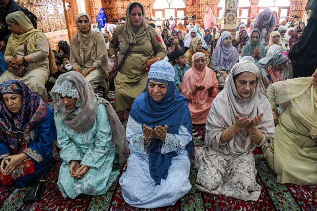 PDP President Mehbooba Mufti and Iltija Mufti visit Hazratbal Shrine on Eid al-Adha Srinagar, May 27 (ANI): Jammu and Kashmir People s Democratic Party (PDP) President Mehbooba Mufti, with her daughter and party leader Iltija Mufti (C-L), offers prayers (namaz) on the occasion of Eid al-Adha at Hazratbal Shrine, in Srinagar on Wednesday. Srinagar Jammu & Kashmir India Copyright: xANIx ANI_20260527059