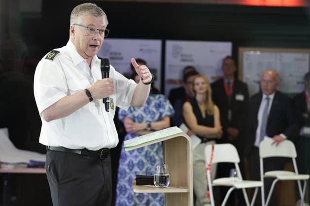 Neues Resilienzlabor im Innovation Hub RESILIA eröffnet, Eröffnung des Resilienzlabors RESILIA Berlin durch Forschungsministerin Dorothee Bär, Generalleutnant AndrÃ Bodemann, den Regierenden Bürgermeister Kai Wegner und Landesbranddirektor Prof. Dr. Karsten Homrighausen. Mit der Eröffnung des ersten Resilienzlabors im Innovation Hub RESILIA in Berlin wird ein Meilenstein für die gesamtgesellschaftliche Resilienz gesetzt. Durch Gamification, Real-Experimente und Schlüsseltechnologien wie KI-Zwillinge trainieren zivile und militärische Akteure gemeinsam mit der Bevölkerung den Ernstfall für eine krisenfeste Zukunft. Berlin Berlin Deutschland *** New resilience laboratory opened at the RESILIA Innovation Hub, Opening of the RESILIA