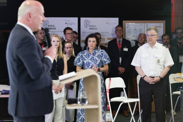 Neues Resilienzlabor im Innovation Hub RESILIA eröffnet, Eröffnung des Resilienzlabors RESILIA Berlin durch Forschungsministerin Dorothee Bär, Generalleutnant AndrÃ Bodemann, den Regierenden Bürgermeister Kai Wegner und Landesbranddirektor Prof. Dr. Karsten Homrighausen. Mit der Eröffnung des ersten Resilienzlabors im Innovation Hub RESILIA in Berlin wird ein Meilenstein für die gesamtgesellschaftliche Resilienz gesetzt. Durch Gamification, Real-Experimente und Schlüsseltechnologien wie KI-Zwillinge trainieren zivile und militärische Akteure gemeinsam mit der Bevölkerung den Ernstfall für eine krisenfeste Zukunft. Berlin Berlin Deutschland *** New resilience laboratory opened at the RESILIA Innovation Hub, Opening of the RESILIA