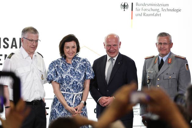Neues Resilienzlabor im Innovation Hub RESILIA eröffnet, Eröffnung des Resilienzlabors RESILIA Berlin durch Forschungsministerin Dorothee Bär, Generalleutnant AndrÃ Bodemann, den Regierenden Bürgermeister Kai Wegner und Landesbranddirektor Prof. Dr. Karsten Homrighausen. Mit der Eröffnung des ersten Resilienzlabors im Innovation Hub RESILIA in Berlin wird ein Meilenstein für die gesamtgesellschaftliche Resilienz gesetzt. Durch Gamification, Real-Experimente und Schlüsseltechnologien wie KI-Zwillinge trainieren zivile und militärische Akteure gemeinsam mit der Bevölkerung den Ernstfall für eine krisenfeste Zukunft. Berlin Berlin Deutschland *** New resilience laboratory opened at the RESILIA Innovation Hub, Opening of the RESILIA