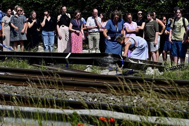 People mourn and lay flowers at the spot of Tuesday s tragic train accident in Buggenhout, on Wednesday 27 May 2026. The accident happened around 8:15 am. Four people have been killed, the driver, two children and their supervisor. According to initial reports, the level crossing was closed at the time of the accident.  DIRKxWAEM 175161917
