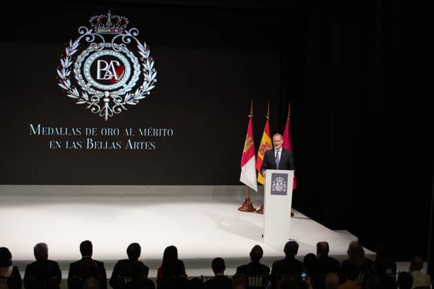 The King and Queen of Spain preside over the ceremony for the awarding of the Medals of Merit in Fine Arts 2024 King Felipe VI during the official ceremony for the presentation of the awards and the subsequent family photo with all the winners, inside the Primate Cathedral of Santa María, on May 27th, 2026, in Toledo, Castilla La Mancha Spain Their Majesties the King and Queen of Spain lead this solemn institutional ceremony to recognize the career, creativity and contribution of the honorees to the enrichment of the artistic, cultural and musical heritage of the country 27 MAY 2026 Juanma Jimé Toledo, Castilla La Mancha Toledo, Castilla La Mancha Spain  Copyright: xJuanmaxJimÃ nezx 7554015