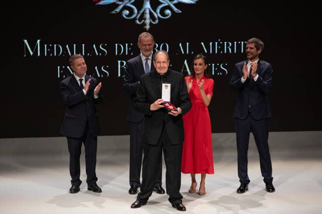 King Felipe and Queen Letizia, the President of Castilla La Mancha, Emiliano García Page, and the Minister of Culture, Ernest Urtasun, with the actor and theater director Josep María Pou during the official ceremony for the presentation of the awards and the subsequent family photo with all the winners, inside the Catedral Primada de Santa María, on May 27th, 2026, in Toledo, Castilla La Mancha Spain Their Majesties the King and Queen of Spain lead this solemn institutional ceremony to recognize the career, creativity and contribution of the honorees to the enrichment of the artistic, cultural and musical heritage of the country 27 MAY 2026 Juanma Jimé Toledo, Castilla La Mancha Toledo, Castilla La Mancha Spain  Copyright: xJuanmaxJimÃ nezx 7554032