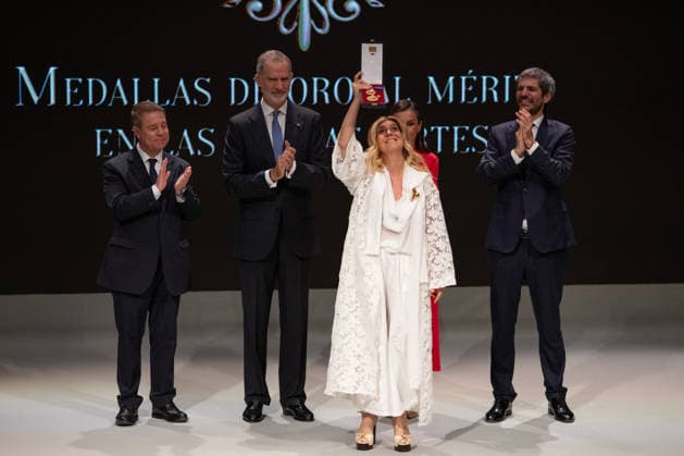 King Felipe and Queen Letizia, the President of Castilla La Mancha, Emiliano García Page, and the Minister of Culture, Ernest Urtasun, with the fashion designer Juana Martín during the official ceremony for the presentation of the awards and the subsequent family photo with all the winners, inside the Catedral Primada de Santa María, on May 27th, 2026, in Toledo, Castilla La Mancha Spain Their Majesties the King and Queen of Spain lead this solemn institutional ceremony to recognize the career, creativity and contribution of the honorees to the enrichment of the countrys artistic, cultural and musical heritage 27 MAY 2026 Juanma Jimé Toledo, Castilla La Mancha Toledo, Castilla La Mancha Spain  Copyright: xJuanmaxJimÃ nezx 7554027
