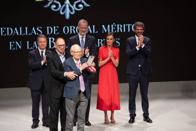 King Felipe and Queen Letizia, the President of Castilla La Mancha, Emiliano García Page, and the Minister of Culture, Ernest Urtasun, with the director, screenwriter and film producer Pere Portabella, during the official ceremony for the presentation of the awards and the subsequent family photo with all the winners, inside the Catedral Primada de Santa María, on May 27th, 2026, in Toledo, Castilla La Mancha Spain Their Majesties the King and Queen of Spain lead this solemn institutional ceremony to recognize the career, creativity and contribution of the honorees to the enrichment of the countrys artistic, cultural and musical heritage 27 MAY 2026 Juanma Jimé Toledo, Castilla La Mancha Toledo, Castilla La Mancha Spain  Copyright: xJuanmaxJimÃ nezx 7554051