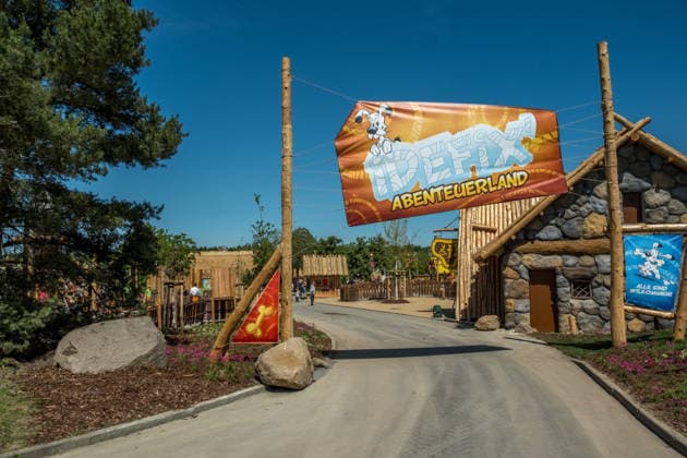 Eröffnung des neuen Themenbereichs Idefix Abenteuerland im Freizeitpark Belantis bei Leipzig. Der familienorientierte Erlebnisbereich rund um die bekannten Asterix-Figuren ist Teil der geplanten Weiterentwicklung des Parks zum zukünftigen Asterix-Park Deutschland. Eröffnung Idefix Abenteuerland *** Opening of the new Idefix Adventureland themed area at the Belantis theme park near Leipzig The family-oriented adventure area based around the well-known Asterix characters is part of the planned further development of the park into the future Asterix Park Germany Opening of Idefix Adventureland