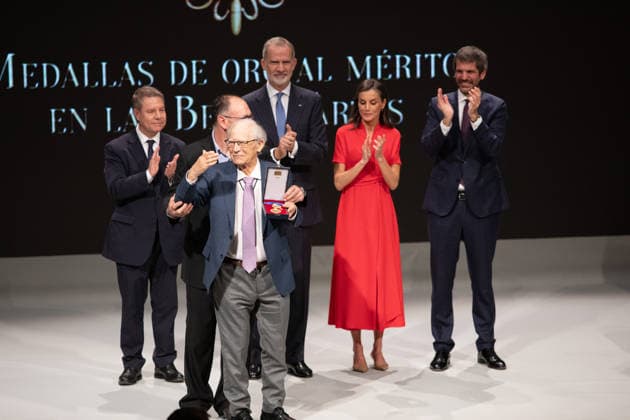 King Felipe and Queen Letizia, the President of Castilla La Mancha, Emiliano García Page, and the Minister of Culture, Ernest Urtasun, with the director, screenwriter and film producer Pere Portabella, during the official ceremony for the presentation of the awards and the subsequent family photo with all the winners, inside the Catedral Primada de Santa María, on May 27th, 2026, in Toledo, Castilla La Mancha Spain Their Majesties the King and Queen of Spain lead this solemn institutional ceremony to recognize the career, creativity and contribution of the honorees to the enrichment of the countrys artistic, cultural and musical heritage 27 MAY 2026 Juanma Jimé Toledo, Castilla La Mancha Toledo, Castilla La Mancha Spain  Copyright: xJuanmaxJimÃ nezx 7554052