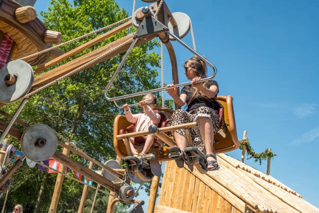 Eröffnung des neuen Themenbereichs Idefix Abenteuerland im Freizeitpark Belantis bei Leipzig. Der familienorientierte Erlebnisbereich rund um die bekannten Asterix-Figuren ist Teil der geplanten Weiterentwicklung des Parks zum zukünftigen Asterix-Park Deutschland. Eröffnung Idefix Abenteuerland *** Opening of the new Idefix Adventureland themed area at the Belantis theme park near Leipzig The family-oriented adventure area based around the well-known Asterix characters is part of the planned further development of the park into the future Asterix Park Germany Opening of Idefix Adventureland