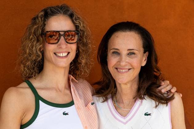 Olivia Courbis et Clara Paban au village lors des Internationaux de France de Tennis de Roland Garros 2026 Paris, le 27 mai 2026 Jacovides Moreau Bestimage Celebrities in the village during the French Open Tennis Championships at Roland Garros 2026 Paris, on May 27th, 2026 Paris France  Copyright: xJACOVIDES-MOREAUx xBESTIMAGExJACOVIDES-MOREAUx xBESTIMAGEx