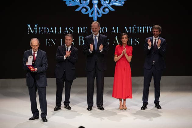 King Felipe and Queen Letizia, the President of Castilla La Mancha, Emiliano García Page, and the Minister of Culture, Ernest Urtasun, with the opera singer Carlos Chausson Gracia during the official ceremony for the presentation of the awards and the subsequent family photo with all the winners, inside the Catedral Primada de Santa María, on May 27th, 2026, in Toledo, Castilla La Mancha Spain Their Majesties the King and Queen of Spain lead this solemn institutional ceremony to recognize the career, creativity and contribution of the honorees to the enrichment of the countrys artistic, cultural and musical heritage 27 MAY 2026 Juanma Jimé Toledo, Castilla La Mancha Toledo, Castilla La Mancha Spain  Copyright: xJuanmaxJimÃ nezx 7554062