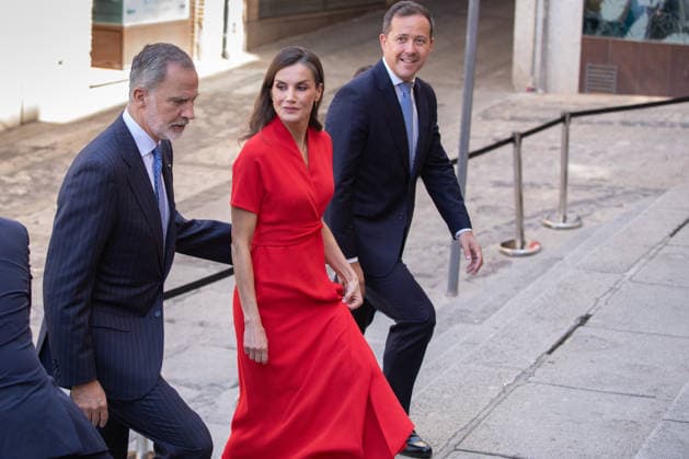 King Felipe and Queen Letizia and the Mayor of Toledo, Carlos Velázquez Romo d , during the official ceremony for the presentation of the awards and the subsequent family photo with all the winners, inside the Primate Cathedral of Santa María, on May 27th, 2026, in Toledo, Castilla La Mancha Spain Their Majesties the King and Queen of Spain lead this solemn institutional ceremony to recognize the career, creativity and contribution of the honorees to the enrichment of the countrys artistic, cultural and musical heritage 27 MAY 2026 Juanma Jimé Toledo, Castilla La Mancha Toledo, Castilla La Mancha Spain  Copyright: xJuanmaxJimÃ nezx 7554066