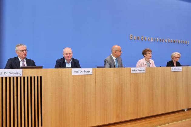 Berlin, Deutschland, 27.05.2026: Bundespressekonferenz: Vorstellung des Frühjahrsgutachten 2026 - Sachverständigenrat zur Begutachtung der gesamtwirtschaftlichen Entwicklung: L-R: Martin Werding, Achim Truger, Gabriel Felbermayr, Veronika Grimm, Monika Schnitzer *** Berlin, Germany, 27 05 2026 Federal Press Conference Presentation of the Spring Report 2026 German Council of Economic Experts L R Martin Werding, Achim Truger, Gabriel Felbermayr, Veronika Grimm, Monika Schnitzer Copyright: xdtsxNachrichtenagenturx dts_120816