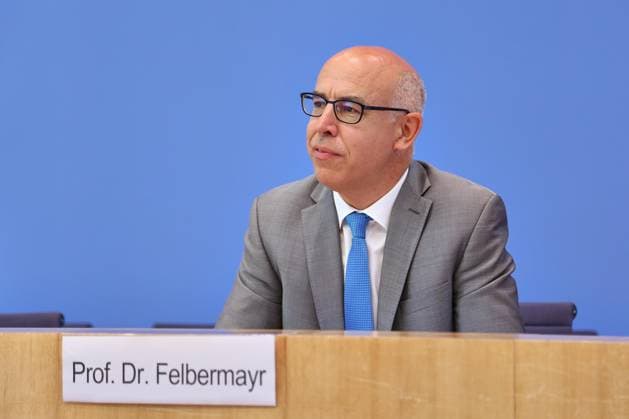 Berlin, Deutschland, 27.05.2026: Bundespressekonferenz: Vorstellung des Frühjahrsgutachten 2026 - Sachverständigenrat zur Begutachtung der gesamtwirtschaftlichen Entwicklung: Gabriel Felbermayr *** Berlin, Germany, 27 05 2026 Federal Press Conference Presentation of the Spring Report 2026 German Council of Economic Experts Gabriel Felbermayr Copyright: xdtsxNachrichtenagenturx dts_120825