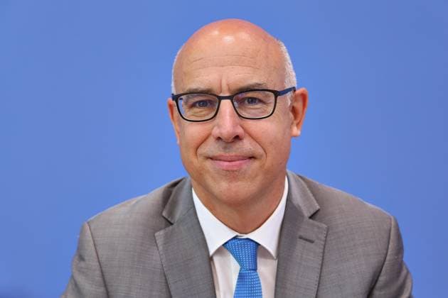 Berlin, Deutschland, 27.05.2026: Bundespressekonferenz: Vorstellung des Frühjahrsgutachten 2026 - Sachverständigenrat zur Begutachtung der gesamtwirtschaftlichen Entwicklung: Gabriel Felbermayr *** Berlin, Germany, 27 05 2026 Federal Press Conference Presentation of the Spring Report 2026 German Council of Economic Experts Gabriel Felbermayr Copyright: xdtsxNachrichtenagenturx dts_120836