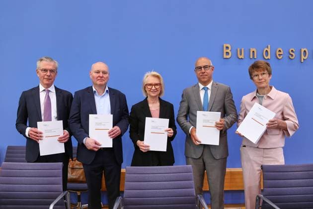 Berlin, Deutschland, 27.05.2026: Bundespressekonferenz: Vorstellung des Frühjahrsgutachten 2026 - Sachverständigenrat zur Begutachtung der gesamtwirtschaftlichen Entwicklung: L-R: Martin Werding, Achim Truger, Monika Schnitzer, Gabriel Felbermayr, Veronika Grimm *** Berlin, Germany, 27 05 2026 Federal Press Conference Presentation of the Spring Report 2026 German Council of Economic Experts L R Martin Werding, Achim Truger, Monika Schnitzer, Gabriel Felbermayr, Veronika Grimm Copyright: xdtsxNachrichtenagenturx dts_120839