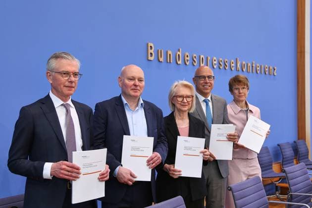 Berlin, Deutschland, 27.05.2026: Bundespressekonferenz: Vorstellung des Frühjahrsgutachten 2026 - Sachverständigenrat zur Begutachtung der gesamtwirtschaftlichen Entwicklung: L-R: Martin Werding, Achim Truger, Monika Schnitzer, Gabriel Felbermayr, Veronika Grimm *** Berlin, Germany, 27 05 2026 Federal Press Conference Presentation of the Spring Report 2026 German Council of Economic Experts L R Martin Werding, Achim Truger, Monika Schnitzer, Gabriel Felbermayr, Veronika Grimm Copyright: xdtsxNachrichtenagenturx dts_120840