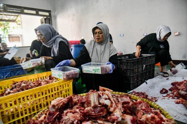 May 27, 2026, Bandung, West Java, Indonesia: Muslims load sacrificial animal meat from reusable boxes during Eid al-Adha celebrations in Bandung, Indonesia. People use these eco-friendly, reusable boxes to distribute sacrificial meat from house to house, and the containers will not be thrown away as they will be reused next year, thus reducing non-biodegradable plastic waste. Bandung Indonesia - ZUMAr272 20260527_zip_r272_045 Copyright: xDimasxRachmatsyahx