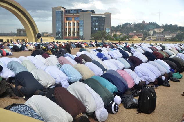 Eid al-Adha prayers hold in Uganda KAMPALA, UGANDA - MAY 27: Muslims flock to the Uganda National Mosque to perform Eid al-Adha prayers despite a rise in Ebola cases in the capital Kampala, Uganda, on May 27, 2026. Some worshippers took precautions against the outbreak by wearing face masks during the prayers. Nicholas Kajoba Anadolu Kampala Uganda. Editorial use only. Please get in touch for any other usage.  Copyright: x2026xAnadoluxNicholasxKajobax