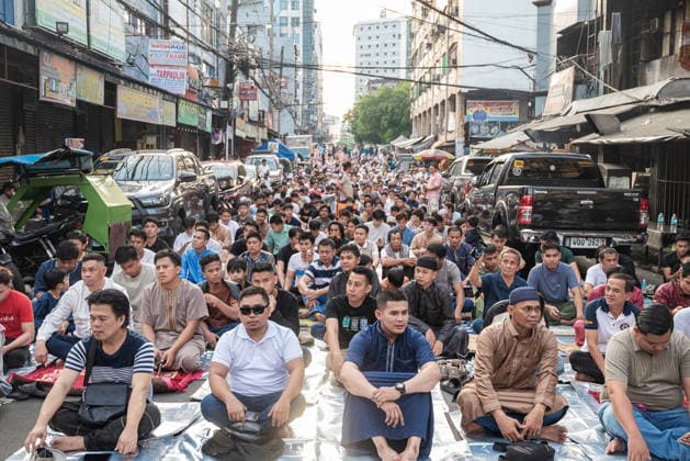 May 27, 2026, Manila, Metro Manila, Philippines: Hundreds of muslims gather near the Golden mosque in Manila to celebrate Eid l Adha. Manila Philippines - ZUMAy102 20260527_zip_y102_005 Copyright: xKenosisxYapx