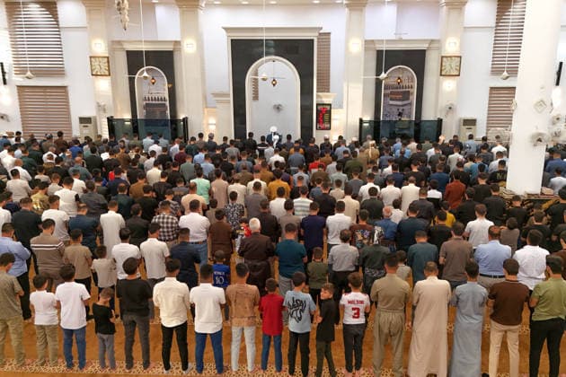 Eid al Adha Prayers at Mullah Yassin Zirangar Mosque in Erbil Muslims attend Eid al Adha prayers and exchange greetings at the Mullah Yassin Zirangar Mosque in the Baharka sub-district of Erbil Iraq Eid al Adha or the Feast of Sacrificeis one of the most important holidays in the Islamic calendar marked by communal prayers family gatherings and acts of charity Erbil, Iraq on May 27, 2026. Photo by Othman Sabur Rashid ABACAPRESS.COM Erbil Kurdistan Region Iraq  Copyright: xOthmanxSaburxRashid ABACAx