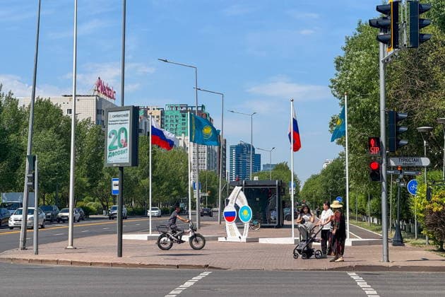 KAZAKHSTAN, ASTANA - MAY 27, 2026: Flags wave in a street ahead of Russian President Vladimir Putin s visit Astana Kazakhstan  - ZUMAt113 20260527_zaa_t113_098 Copyright: xAndreixGryaznovx