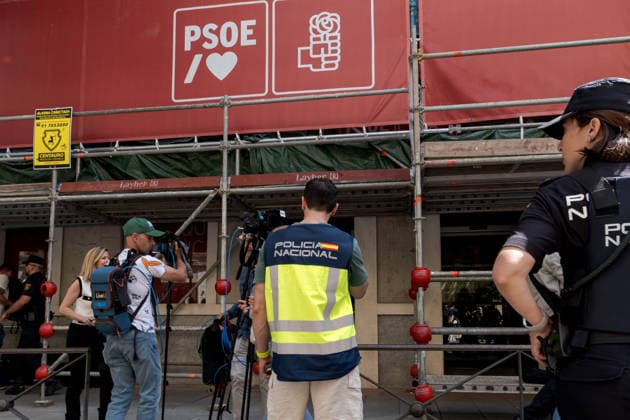 Spanish police enter Socialist Party headquarters in funding probe MADRID, SPAIN - MAY 27: Spanish police entered the headquarters of the ruling Socialist Party (PSOE) amid ongoing corruption scandals involving senior party members and government officials in Madrid, Spain, on May 27, 2026. Diego Radames Anadolu Madrid Spain. Editorial use only. Please get in touch for any other usage.  Copyright: x2026xAnadoluxDiegoxRadamesx