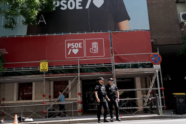 Spanish police enter Socialist Party headquarters in funding probe MADRID, SPAIN - MAY 27: Spanish police entered the headquarters of the ruling Socialist Party (PSOE) amid ongoing corruption scandals involving senior party members and government officials in Madrid, Spain, on May 27, 2026. Diego Radames Anadolu Madrid Spain. Editorial use only. Please get in touch for any other usage.  Copyright: x2026xAnadoluxDiegoxRadamesx