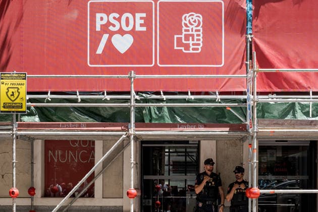 Spanish police enter Socialist Party headquarters in funding probe MADRID, SPAIN - MAY 27: Spanish police entered the headquarters of the ruling Socialist Party (PSOE) amid ongoing corruption scandals involving senior party members and government officials in Madrid, Spain, on May 27, 2026. Diego Radames Anadolu Madrid Spain. Editorial use only. Please get in touch for any other usage.  Copyright: x2026xAnadoluxDiegoxRadamesx
