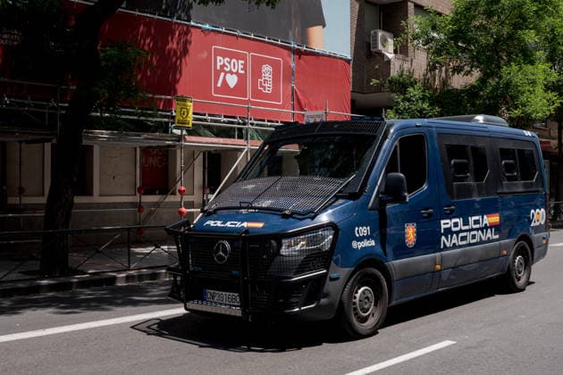 Spanish police enter Socialist Party headquarters in funding probe MADRID, SPAIN - MAY 27: Spanish police entered the headquarters of the ruling Socialist Party (PSOE) amid ongoing corruption scandals involving senior party members and government officials in Madrid, Spain, on May 27, 2026. Diego Radames Anadolu Madrid Spain. Editorial use only. Please get in touch for any other usage.  Copyright: x2026xAnadoluxDiegoxRadamesx