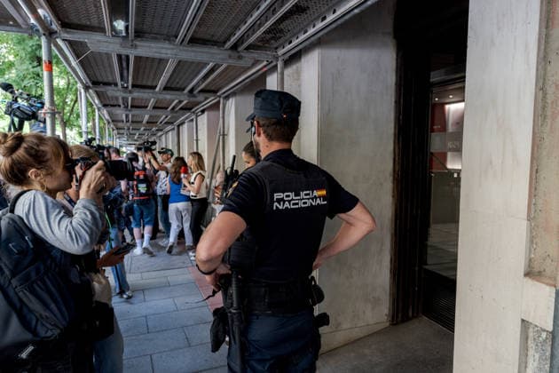 Spanish police enter Socialist Party headquarters in funding probe MADRID, SPAIN - MAY 27: Spanish police entered the headquarters of the ruling Socialist Party (PSOE) amid ongoing corruption scandals involving senior party members and government officials in Madrid, Spain, on May 27, 2026. Diego Radames Anadolu Madrid Spain. Editorial use only. Please get in touch for any other usage.  Copyright: x2026xAnadoluxDiegoxRadamesx