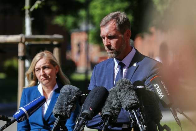 Berlin, Deutschland, 27.05.2026: Charité: Pressestatement von Gesundheitsministerin und Vorstandsvorsitzendem der Charité zu Ebola-Patient: Leif Erik Sander, Klinikdirektor der Klinik für Infektiologie und Intensivmedizin, im Hintergrund Bundesministerin für Gesundheit Nina Warken (CDU) und (verdeckt) der Vorstandsvorsitzende der Charité *** Berlin, Germany, 27 05 2026 Charité Press statement by Health Minister and Chairman of the Charité Board of Directors on Ebola patient Leif Erik Sander, Director of the Department of Infectious Diseases and Intensive Care Medicine, in the background Federal Minister of Health Nina Warken CDU and concealed the Chairman of the Charité Board of Directors Copyright: xdtsxNachrichtenagenturx dts_120866