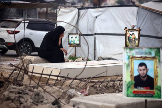 Palestinian Muslims Attend The Eid Al-Adha Prayer, In Gaza City A Palestinian woman visits the grave of a relative in a makeshift cemetery in the eastern al-Tuffah neighbourhood of Gaza City, on the first day of the Muslim holiday of Eid al-Adha, marking the end of the hajj pilgrimage to Mecca, on May 27, 2026. The relative was killed in the ongoing conflict between Israel and the Hamas movement. Gaza Palestine  Copyright: xMajdixFathix originalFilename: fathi-notitle260527_np04O.jpg