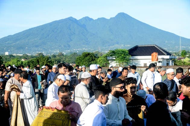 May 27, 2026, Bogor, West Java, Indonesia: Muslim attend prayers for Eid al-Adha, or Feast of Sacrifice in Bogor, West Java, Indonesia, on May 27, 2026. Eid al-Adha is the holiest of the two Muslim holidays celebrated each year. It marks the yearly Muslim pilgrimage (Hajj) to visit Mecca in Saudi Arabia, the holiest place in Islam. Muslims slaughter a sacrificial animal in memory of a biblical story about the prophet Abraham s readiness to sacrifice his own son after a command from god in a dream. After an animal has been sacrificed, the meat is usually split into three parts; one for the family, one for friends and relatives, and one for the poor and needy. Bogor Indonesia - ZUMAa216 20260527_zip_a216_011 Copyright: xAdrianaxAdiex