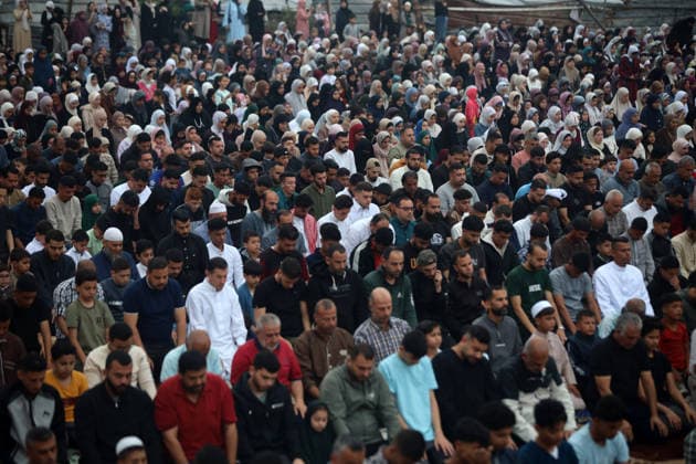 Palestinian Muslims Attend The Eid Al-Adha Prayer, In Gaza City Palestinian Muslims attend the Eid al-Adha prayer in Gaza City on May 27, 2026, marking the first day of the Muslim holiday of Eid al-Adha, which signifies the end of the hajj pilgrimage to Mecca. Gaza Palestine  Copyright: xMajdixFathix originalFilename: fathi-notitle260527_npTqW.jpg