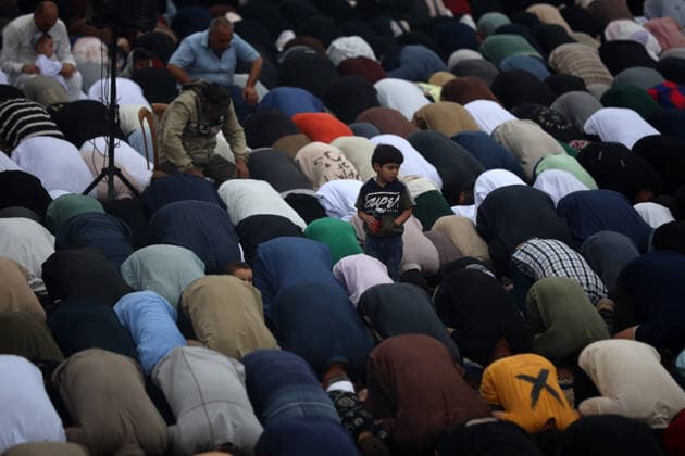 Palestinian Muslims Attend The Eid Al-Adha Prayer, In Gaza City Palestinian Muslims attend the Eid al-Adha prayer in Gaza City on May 27, 2026, marking the first day of the Muslim holiday of Eid al-Adha, which signifies the end of the hajj pilgrimage to Mecca. Gaza Palestine  Copyright: xMajdixFathix originalFilename: fathi-notitle260527_npsDL.jpg
