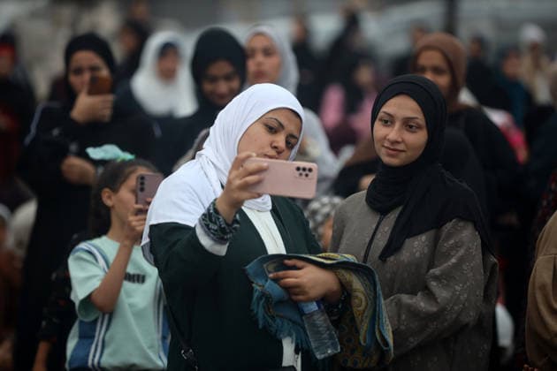 Palestinian Muslims Attend The Eid Al-Adha Prayer, In Gaza City Palestinian Muslims attend the Eid al-Adha prayer in Gaza City on May 27, 2026, marking the first day of the Muslim holiday of Eid al-Adha, which signifies the end of the hajj pilgrimage to Mecca. Gaza Palestine  Copyright: xMajdixFathix originalFilename: fathi-notitle260527_nptMa.jpg