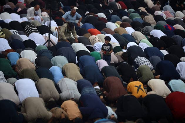 Palestinian Muslims Attend The Eid Al-Adha Prayer, In Gaza City Palestinian Muslims attend the Eid al-Adha prayer in Gaza City on May 27, 2026, marking the first day of the Muslim holiday of Eid al-Adha, which signifies the end of the hajj pilgrimage to Mecca. Gaza Palestine  Copyright: xMajdixFathix originalFilename: fathi-notitle260527_np3kg.jpg