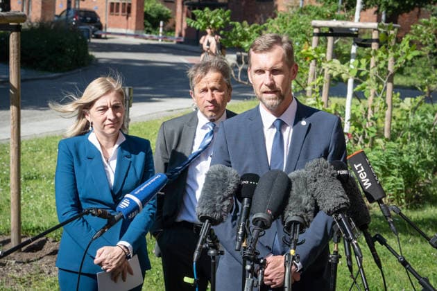 Bundesgesundheitsministerin, Nina Warken, Vorstandsvorsitzender, Charité, Heyo K. Kroemer Berlin, Pressestatement, Bundesgesundheitsministerin, Nina Warken, Vorstandsvorsitzender, Charité, Heyo K. Kroemer, Charité, Campus Mitte Berlin Berlin GER *** Federal Minister of Health, Nina Warken, Chairman of the Board, Charité, Heyo K Kroemer Berlin, Press statement, Federal Minister of Health, Nina Warken, Chairman of the Board, Charité, Heyo K Kroemer, Charité, Campus Mitte Berlin Berlin GER
