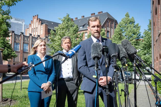 Bundesgesundheitsministerin, Nina Warken, Vorstandsvorsitzender, Charité, Heyo K. Kroemer Berlin, Pressestatement, Bundesgesundheitsministerin, Nina Warken, Vorstandsvorsitzender, Charité, Heyo K. Kroemer, Charité, Campus Mitte Berlin Berlin GER *** Federal Minister of Health, Nina Warken, Chairman of the Board, Charité, Heyo K Kroemer Berlin, Press statement, Federal Minister of Health, Nina Warken, Chairman of the Board, Charité, Heyo K Kroemer, Charité, Campus Mitte Berlin Berlin GER