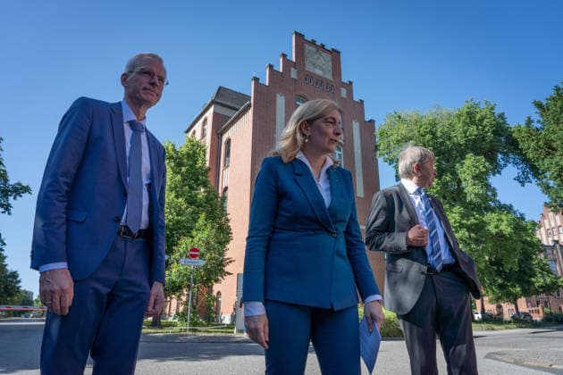 Bundesgesundheitsministerin, Nina Warken, Vorstandsvorsitzender, Charité, Heyo K. Kroemer Berlin, Pressestatement, Bundesgesundheitsministerin, Nina Warken, Vorstandsvorsitzender, Charité, Heyo K. Kroemer, Charité, Campus Mitte Berlin Berlin GER *** Federal Minister of Health, Nina Warken, Chairman of the Board, Charité, Heyo K Kroemer Berlin, Press statement, Federal Minister of Health, Nina Warken, Chairman of the Board, Charité, Heyo K Kroemer, Charité, Campus Mitte Berlin Berlin GER