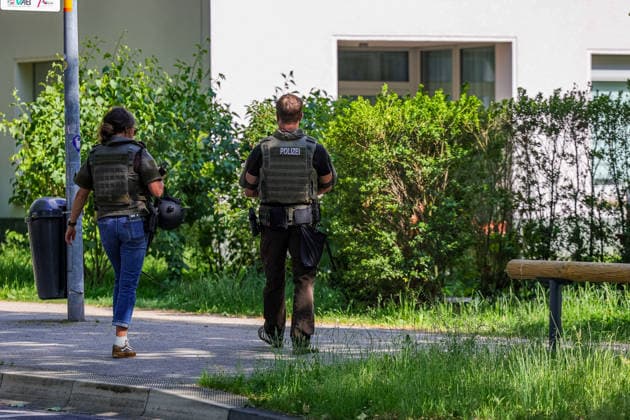 Aktuell Polizeieinsatz in Aschaffenburger Bavariastraße: SEK mit Hubschrauber gelandet Seit 15:30 Uhr läuft in Aschaffenburg im Bereich Bavariastraße und Mitscherlichweg ein Polizeieinsatz mit dem Spezialeinsatzkommando. Die Hintergründe sind noch unklar und was genau passiert ist, weiß man nicht. Gegen 16:30 Uhr landete das Spezialeinsatzkommando der Polizei mit einem Hubschrauber vor Ort. Laut Polizei besteht für Außenstehende keine Gefahr. Es kann jedoch zu Verkehrsbehinderungen in dem Bereich kommen. Aschaffenburg Bayern Deutschland *** News Police operation in Bavariastrasse in Aschaffenburg SEK landed with helicopter A police operation with the special task force has been underway in the Bavariastrasse and Mitscherlichweg area