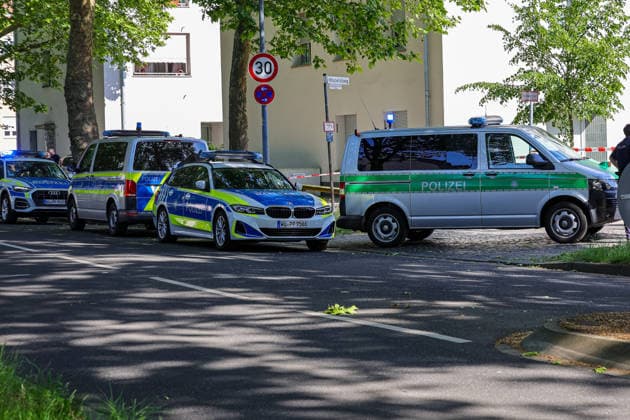 Aktuell Polizeieinsatz in Aschaffenburger Bavariastraße: SEK mit Hubschrauber gelandet Seit 15:30 Uhr läuft in Aschaffenburg im Bereich Bavariastraße und Mitscherlichweg ein Polizeieinsatz mit dem Spezialeinsatzkommando. Die Hintergründe sind noch unklar und was genau passiert ist, weiß man nicht. Gegen 16:30 Uhr landete das Spezialeinsatzkommando der Polizei mit einem Hubschrauber vor Ort. Laut Polizei besteht für Außenstehende keine Gefahr. Es kann jedoch zu Verkehrsbehinderungen in dem Bereich kommen. Aschaffenburg Bayern Deutschland *** News Police operation in Bavariastrasse in Aschaffenburg SEK landed with helicopter A police operation with the special task force has been underway in the Bavariastrasse and Mitscherlichweg area