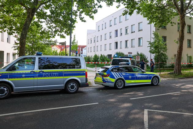 Aktuell Polizeieinsatz in Aschaffenburger Bavariastraße: SEK mit Hubschrauber gelandet Seit 15:30 Uhr läuft in Aschaffenburg im Bereich Bavariastraße und Mitscherlichweg ein Polizeieinsatz mit dem Spezialeinsatzkommando. Die Hintergründe sind noch unklar und was genau passiert ist, weiß man nicht. Gegen 16:30 Uhr landete das Spezialeinsatzkommando der Polizei mit einem Hubschrauber vor Ort. Laut Polizei besteht für Außenstehende keine Gefahr. Es kann jedoch zu Verkehrsbehinderungen in dem Bereich kommen. Aschaffenburg Bayern Deutschland *** News Police operation in Bavariastrasse in Aschaffenburg SEK landed with helicopter A police operation with the special task force has been underway in the Bavariastrasse and Mitscherlichweg area