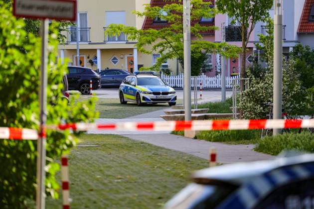 Aktuell Polizeieinsatz in Aschaffenburger Bavariastraße: SEK mit Hubschrauber gelandet Seit 15:30 Uhr läuft in Aschaffenburg im Bereich Bavariastraße und Mitscherlichweg ein Polizeieinsatz mit dem Spezialeinsatzkommando. Die Hintergründe sind noch unklar und was genau passiert ist, weiß man nicht. Gegen 16:30 Uhr landete das Spezialeinsatzkommando der Polizei mit einem Hubschrauber vor Ort. Laut Polizei besteht für Außenstehende keine Gefahr. Es kann jedoch zu Verkehrsbehinderungen in dem Bereich kommen. Aschaffenburg Bayern Deutschland *** News Police operation in Bavariastrasse in Aschaffenburg SEK landed with helicopter A police operation with the special task force has been underway in the Bavariastrasse and Mitscherlichweg area